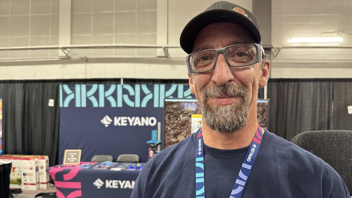 Shane Ganong sourit devant le stand du Collège Keyano à la foire Oil Sands Expo le 16 septembre 2026.