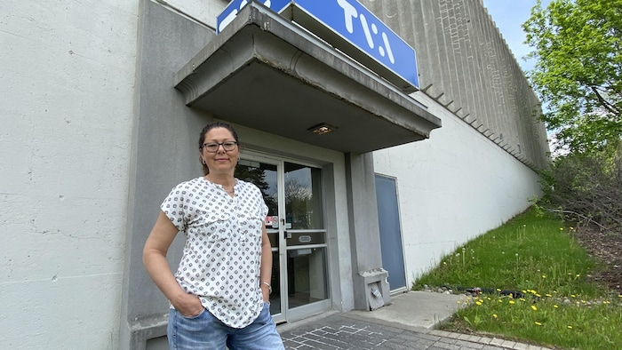 Une femme devant les studios de TVA Sherbrooke.