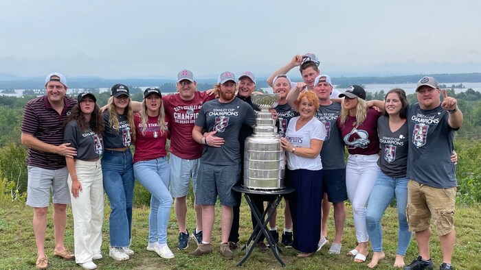 La coupe Stanley en visite à Petawawa avec Shawn Allard RadioCanada