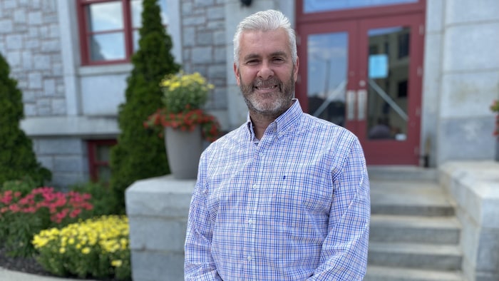 Simon Madore à l'extérieur. 