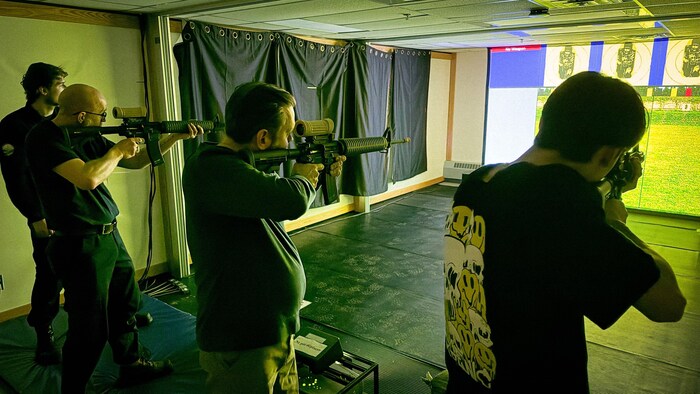Une simulation de tir à l'intérieur avec des armes légères.