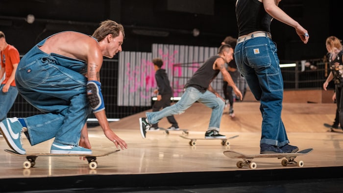 Une scène du spectacle «Skatepark» où des danseurs partagent la scène avec des skateurs.