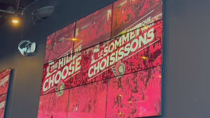 Un slogan sur un écran géant.