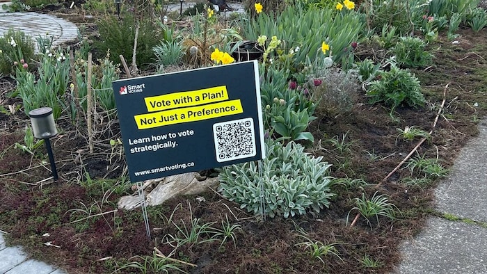 Une pancarte invite les gens à utiliser leur vote de façon stratégique. 