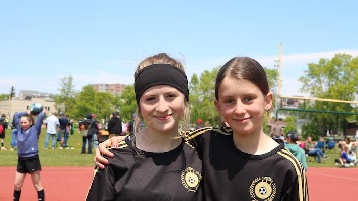 Deux joueuses de soccer à l'extérieur.