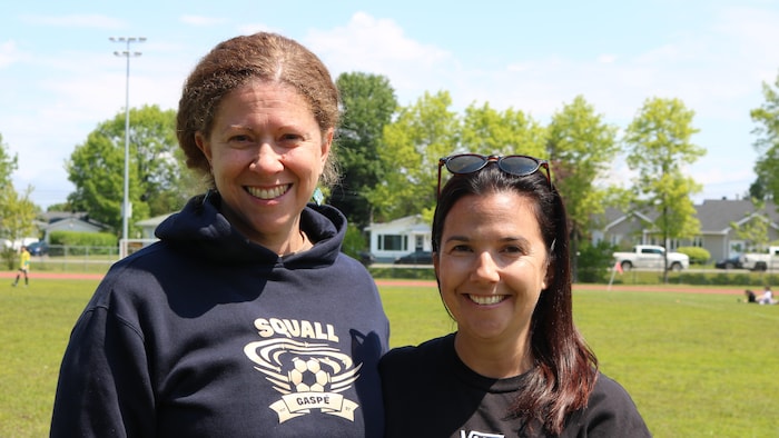 Deux personnes sur un terrain de soccer.
