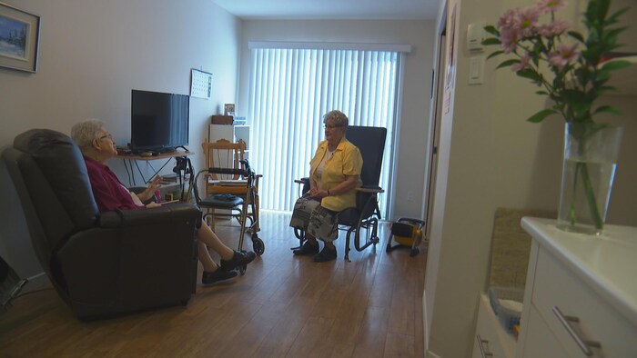 La sœur Jeannette Lord discute avec une personne. Les deux sont assises.
