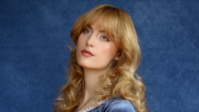 Une femme qui pose avec le regard vers le haut.