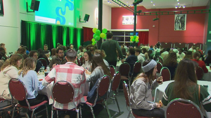 Des étudiants qui mangent à une table.