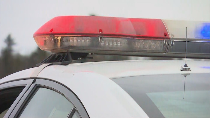 Des gyrophares d'une voiture de police de la Sûreté du Québec.
