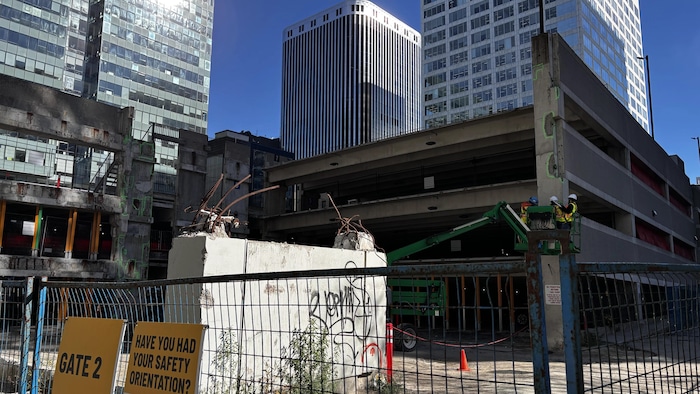 Un espace de stationnement.