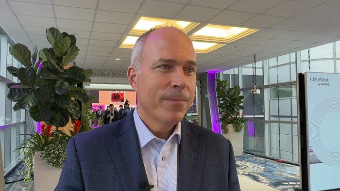 Stéphane Germain sourit légèrement dans un passage aérien de la conférence CERAWeek à Houston le 24 mars 2026.