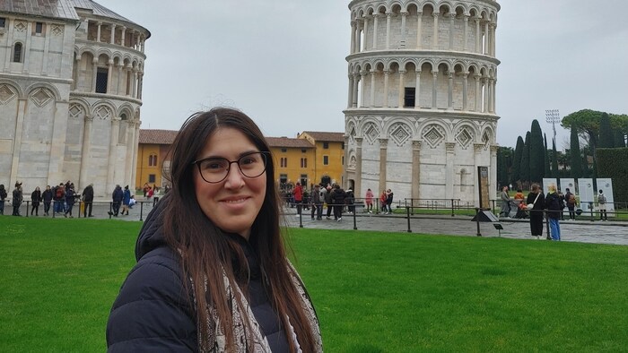 Stéphanie Bacher devant la tour de Pise en Italie.