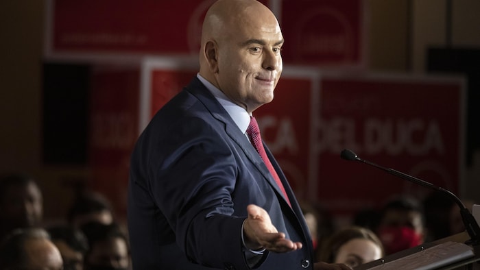 Steven Del Duca, s'adresse au public à Toronto le samedi 26 mars 2022.