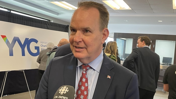 Steven MacKinnon, à l'aéroport de Charlottetown.