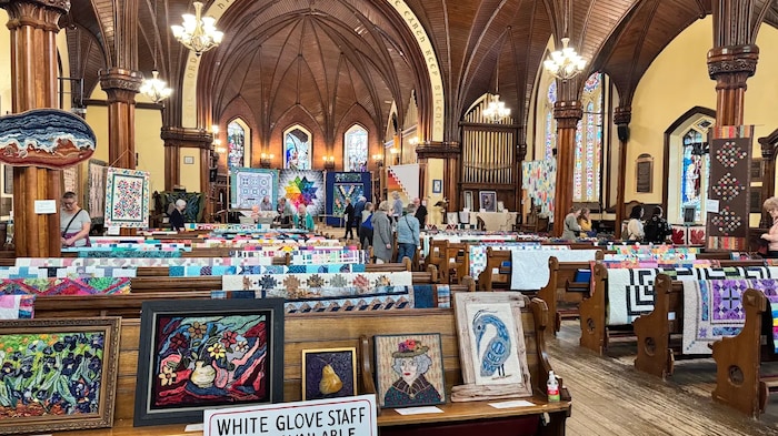 Images de broderies à l'intérieur de l'église St Paul de Charlottetown.