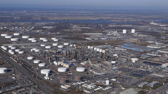 Vue aérienne des installations de raffinage de Suncor à Montréal. On voit de nombreux réservoirs et cheminées.