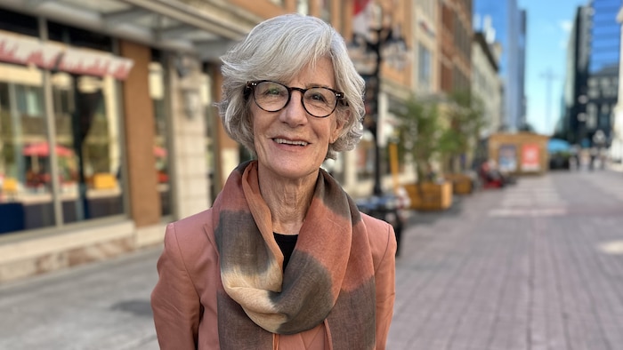 Suzanne Pinel, souriante, qui pose sur la rue Sparks à Ottawa.