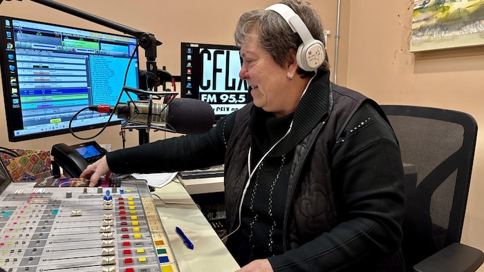 Une femme qui parle dans un micro de radio.