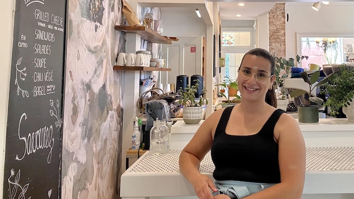 Méliza Barr dans un café à Granby