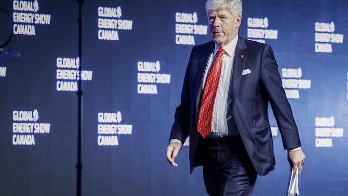 Tim Hodgson marche sur la scène du Global Energy Show le 9 juin 2026 à Calgary.
