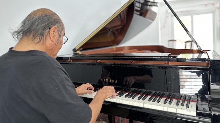 Tomson Highway qui joue du piano.
