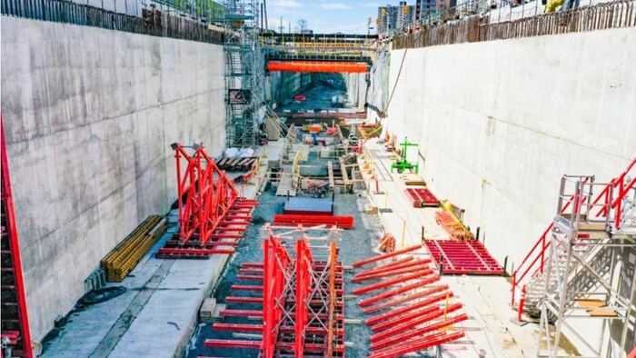Le chantier de construction d'un tunnel en tranchée