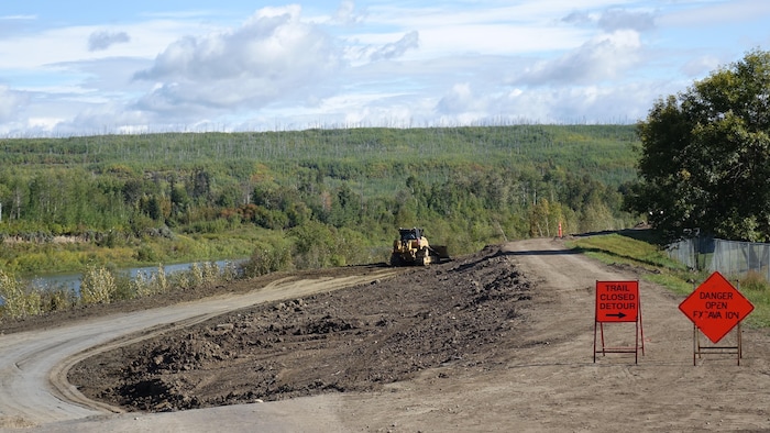 Un engin de chantier aplanit la terre au bord de la rivière Clearwater à Fort McMurray en septembre 2026.
