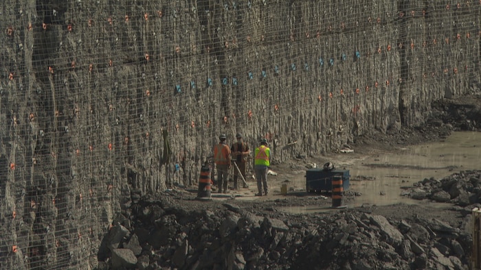 Des travailleurs sur le chantier devant le Parlement.