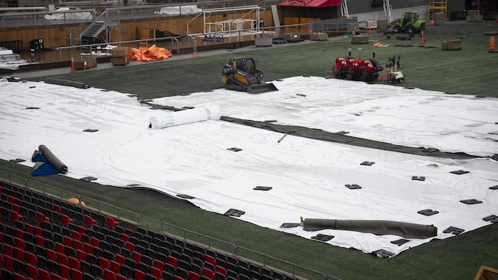 Des toiles recouvrent des portions de la surface synthétiques de la Place TD.