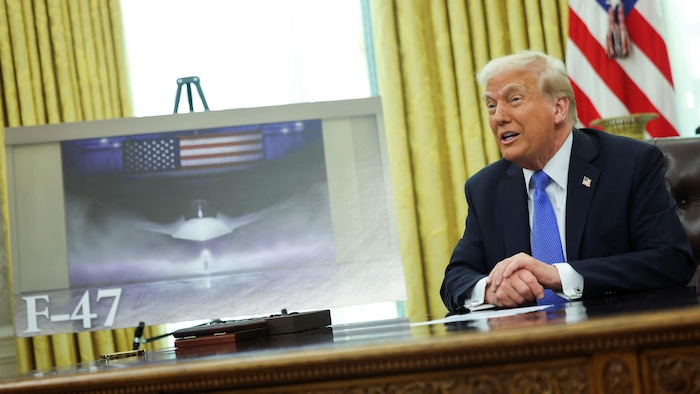 Donald Trump à côté d'une image du prototype d'un avion militaire