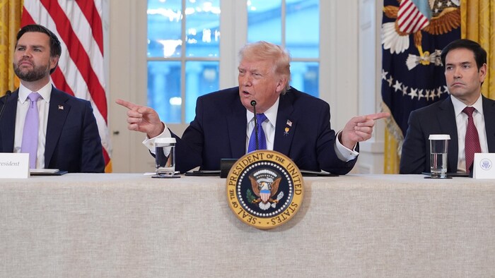 Donal Trump tend les mains dans des positions opposées lors d'une rencontre avec les dirigeants des plus importantes pétrolières à la Maison-Blanche le 9 janvier. Il est accompagné de JD Vance et de Marco Rubio.