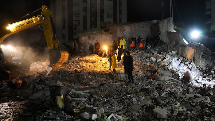 بحث عن ناجين بين أنقاض الزلزال اليوم في مدينة أضنة في جنوب تركيا.