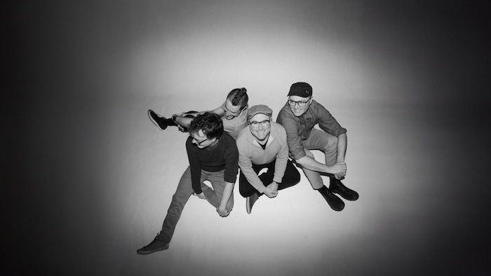 Les membres du groupe Uml&auml;b assis sur le sol.