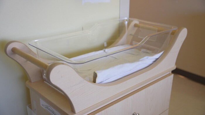 Un berceau d'hôpital vide.