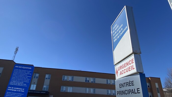 Une affiche du Centre de santé et de services sociaux de la MRC-de-Coaticook. Une affiche dit Urgence accueil, entrée principale. 