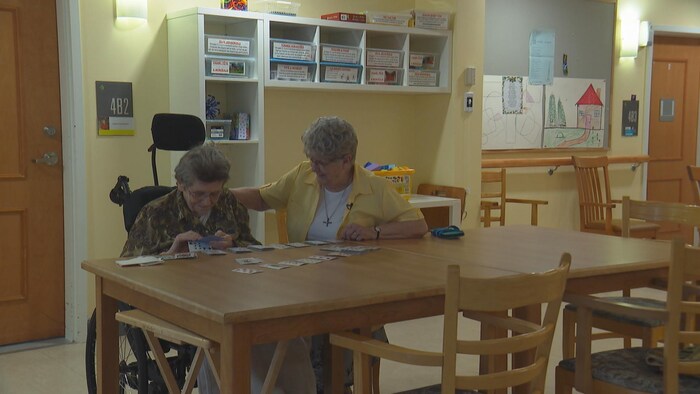 Sœur Jeannette Lord joue aux cartes avec quelqu'un d'autre.