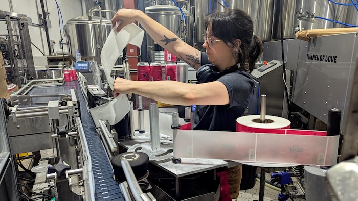 Un employé qui travaille à la microbrasserie St-Pancrace.