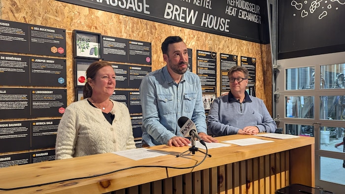 La ministre du Tourisme, Amélie Dionne, le copropriétaire de la microbrasserie St-Pancrace, André Morin, et le député de René-Lévesque, Yves Montigny.