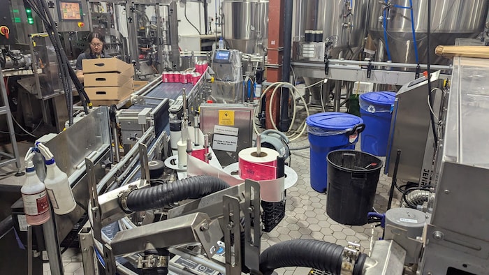 Des installations dans une usine de boisson.
