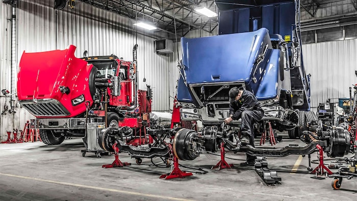 Des personnes travaillent sur des camions.