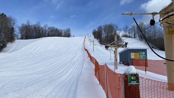 Une piste de ski alpin enneigée.