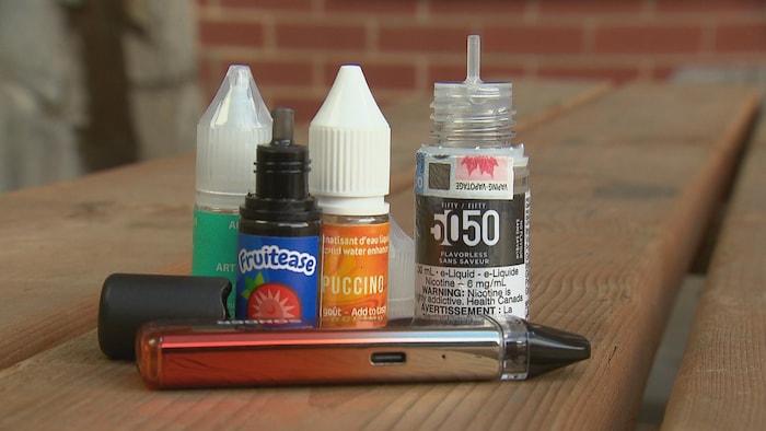 Une vapoteuse jetable, une bouteille de liquide nicotiné et trois bouteilles de rehausseurs de saveur (fraise, cappuccino et menthe) achetées par Radio-Canada pour ce reportage.