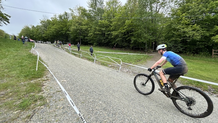 Un cycliste de montagne dans les sentiers du Mont-Bellevue.
