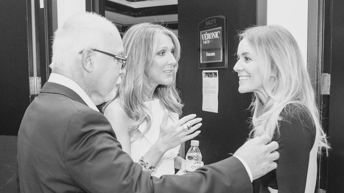 Véronic DiCaire en conversation avec René Angélil et Céline Dion.