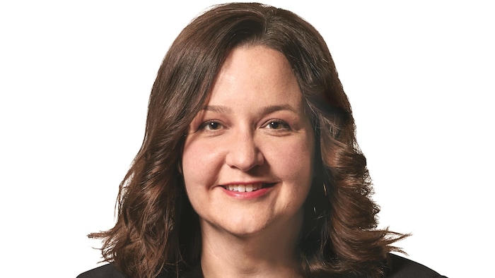 Une personne pose pour la caméra