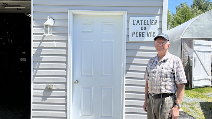 Victor Jetté devant son atelier.