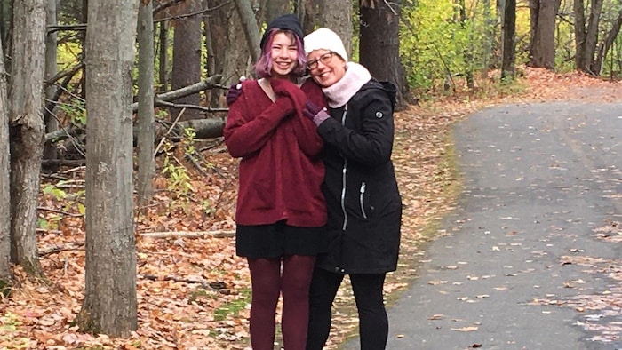 Nathalie Courcy et sa fille Alexane sur le bord d'une piste à l'automne.