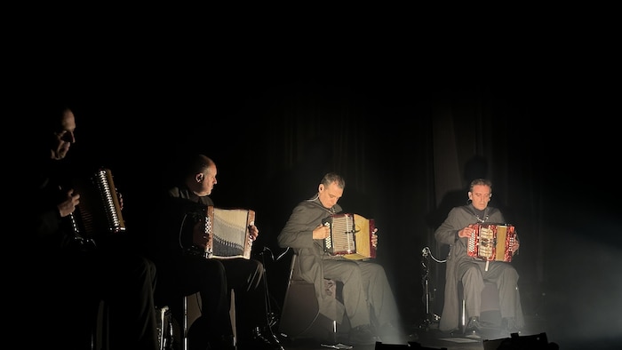 Le groupe Danças Ocultas sur scène.