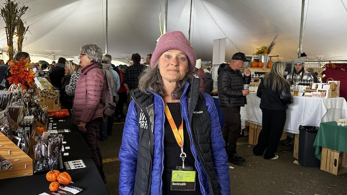 Guylaine Langlois à un marché public.